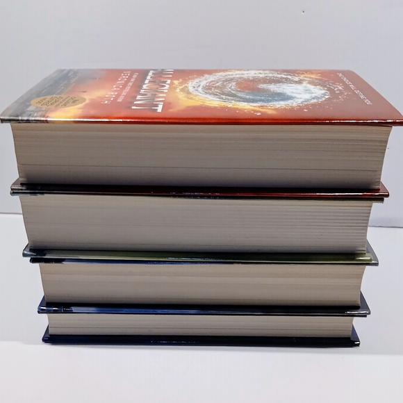 DIVERGENT COLLECTION by Veronica Roth: ALLEGIANT, INSURGENT, DIVERGENT & FOUR - Picture 5 of 7